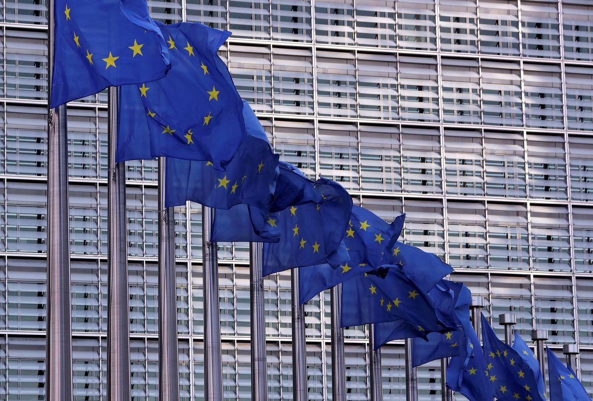 Cờ Liên minh châu Âu tung bay bên ngoài trụ sở Ủy ban châu Âu ở Brussels, Bỉ. (Nguồn: Reuters)