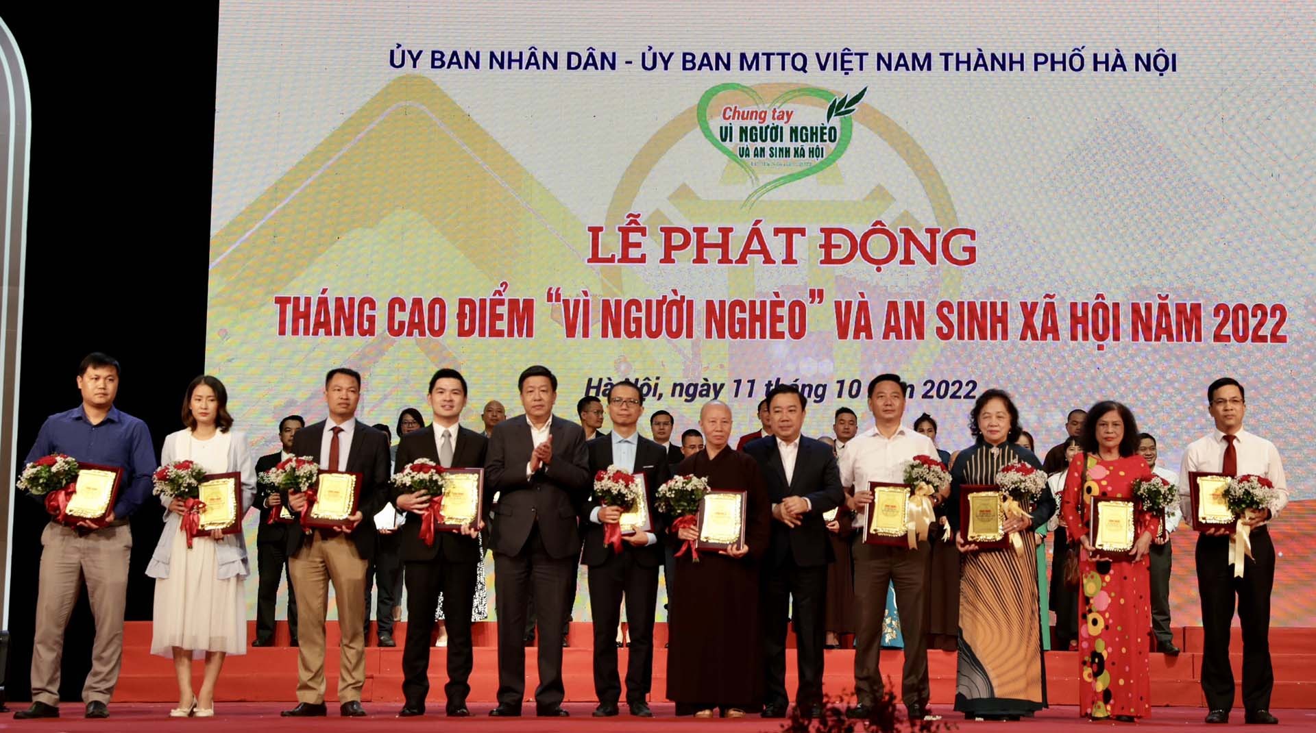 Ông Đỗ Vinh Quang, Phó Chủ tịch HĐQT Tập đoàn T&T Group (thứ tư từ trái sang) được vinh danh bởi những đóng góp tích cực trong hoạt động an sinh xã hội của Thủ đô