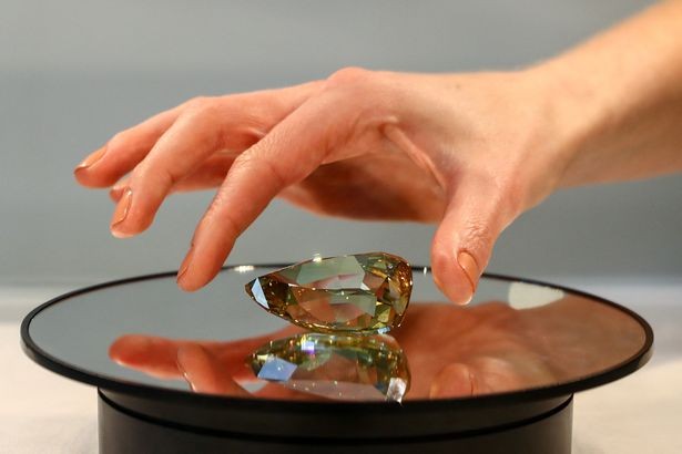 G7 sắp công bố lệnh cấm mua bán kim cương của Nga