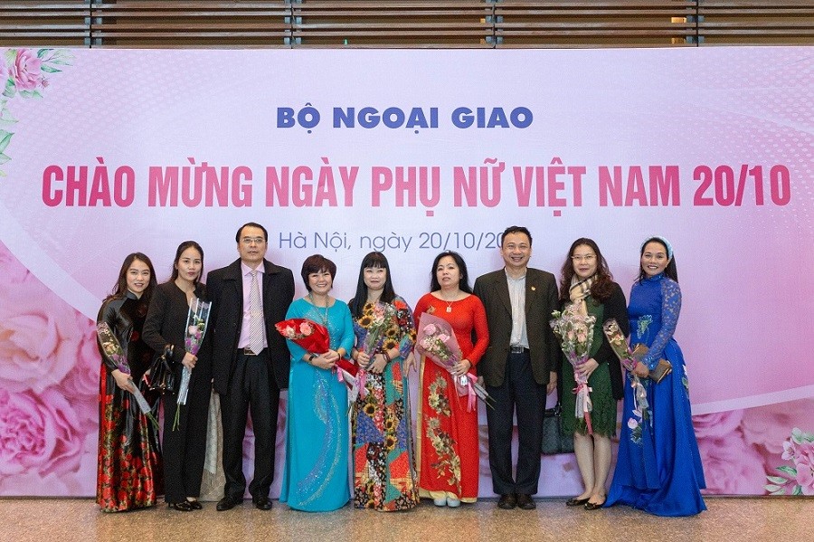 Ẩn sau vẻ dịu dàng, khiêm nhường, các nữ cán bộ ngoại giao Việt Nam là những 'chiến sĩ thực thụ'