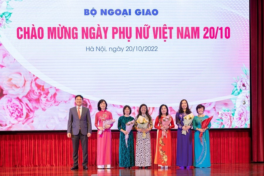 Ẩn sau vẻ dịu dàng, khiêm nhường, các nữ cán bộ ngoại giao Việt Nam là những 'chiến sĩ thực thụ'