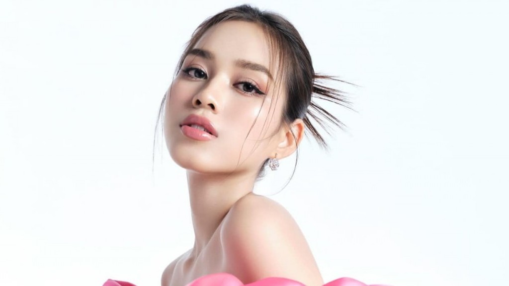 Hoa hậu Đỗ Thị Hà đẹp mong manh với đầm trễ vai
