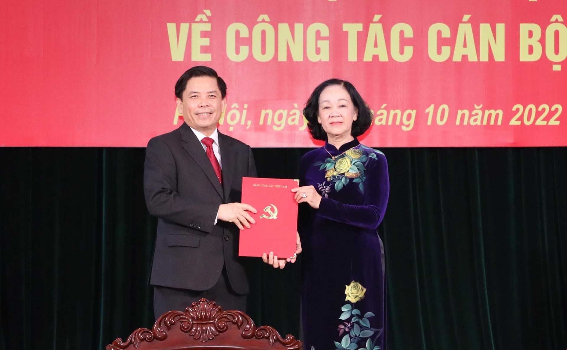 Trưởng Ban Tổ chức Trung ương Trương Thị Mai trao quyết định cho đồng chí Nguyễn Văn Thể. (Nguồn: TTXVN)