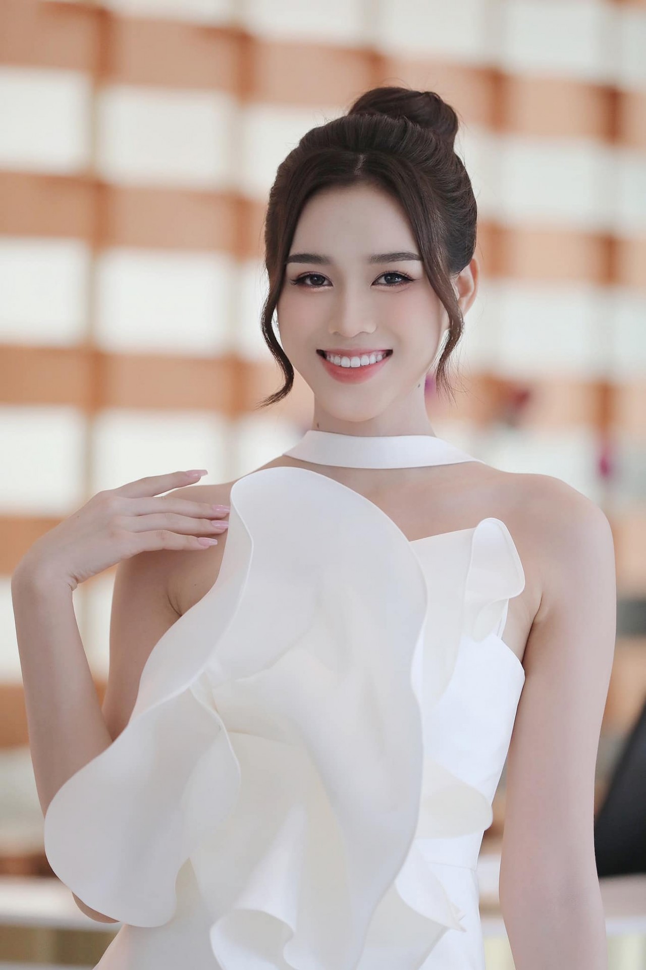 Hoa hậu Đỗ Thị Hà đẹp mong manh
