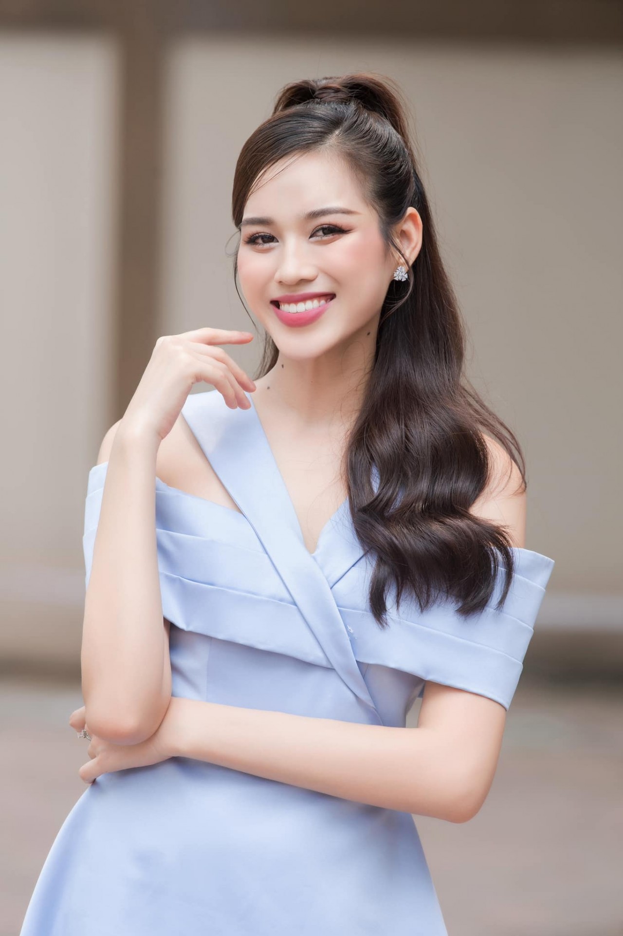 Hoa hậu Đỗ Thị Hà đẹp mong manh