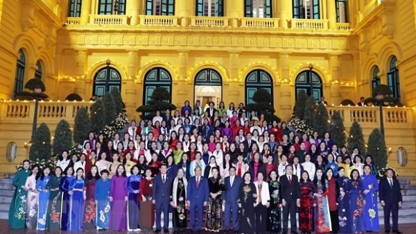 President Nguyen Xuan Phuc hosts female officials, NA deputies