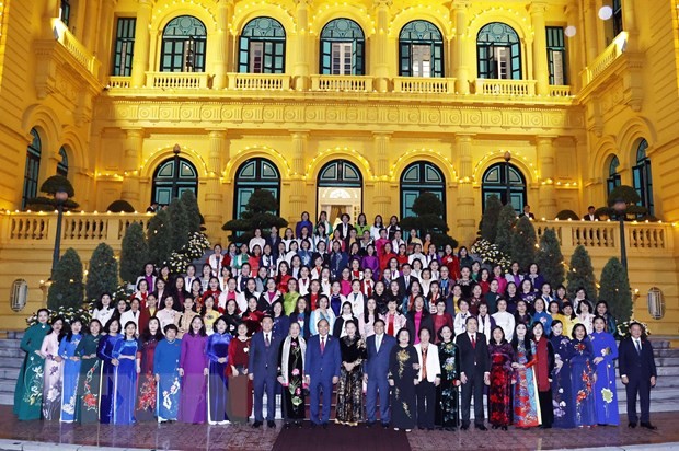 President Nguyen Xuan Phuc hosts female officials, NA deputies