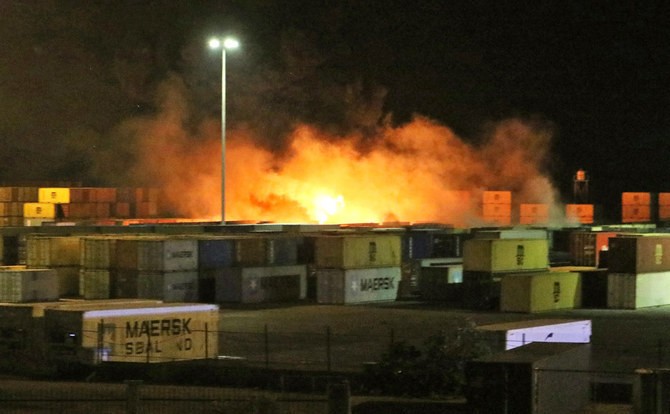Hỏa hoạn gần các container ở cảng Latakia của Syria sau cuộc không kích của Israel, ngày 7/12/2021. (Nguồn: AFP)