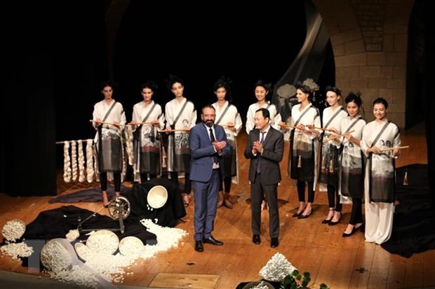 Đại sứ Việt Nam tại Cộng hòa Italy kiêm nhiệm Cộng hòa San Mario Dương Hải Hưng và Bộ trưởng Ngoại giao Cộng hòa San Mario Luca Beccari tại sự kiện văn hóa ''Lụa với San Marino''. (Ảnh Trường Dụy/TTXVN)