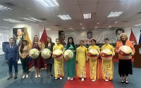 Giới thiệu áo dài truyền thống tại Venezuela nhân Ngày Phụ nữ Việt Nam