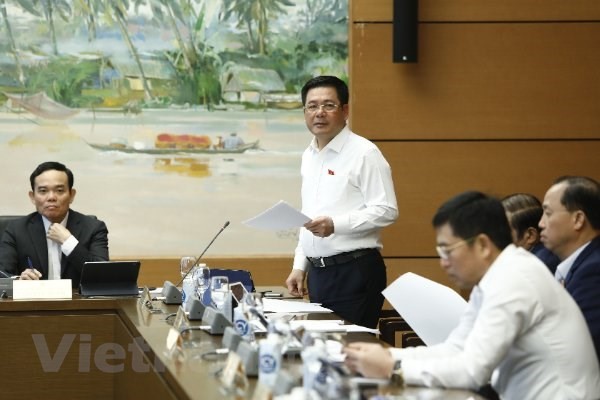 Bộ trưởng Nguyễn Hồng Diên phát biểu về xăng dầu. 