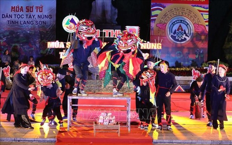 A lion dance performance at the closing ceremony (Photo: VNA)