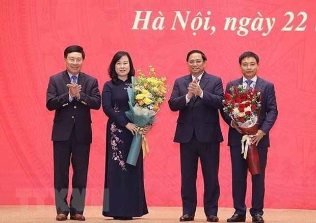 Prime Minister Pham Minh Chinh congratulates Minister of Health Dao Hong Lan and Minister of Transport Nguyen Van Thang (Photo: VNA)