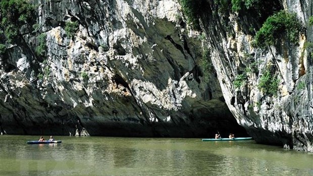 Hoạt động chèo đò tay, chèo kayak ở vịnh Hạ Long là trái phép