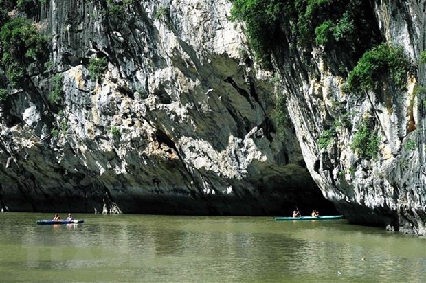 Chèo thuyền kayak tại Vịnh Hạ Long. (Ảnh: Minh Đức/TTXVN)