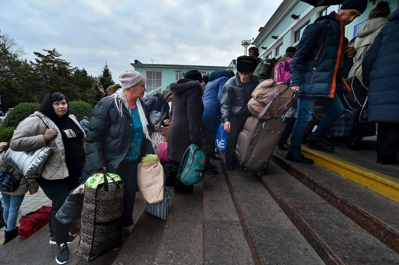 Những người sơ tán từ Kherson đến ga đường sắt ở Dzhankoi, Crimea vào ngày 21/10. (Nguồn: AP)