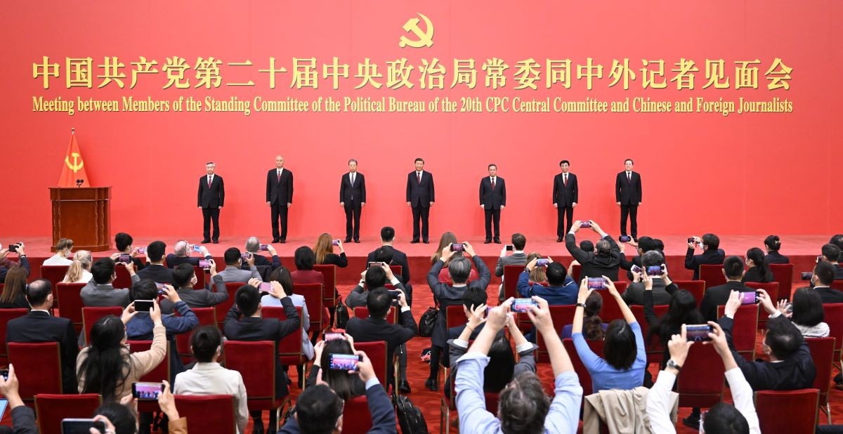Tổng Bí thư Ban Chấp hành Trung ương Đảng Cộng sản Trung Quốc khóa XX Tập Cận Bình (giữa) cùng các ủy viên Thường vụ Bộ Chính trị mới được bầu trong cuộc họp báo tại Đại lễ đường Nhân dân ở thủ đô Bắc Kinh, ngày 23/10. (Nguồn: Tân Hoa xã)