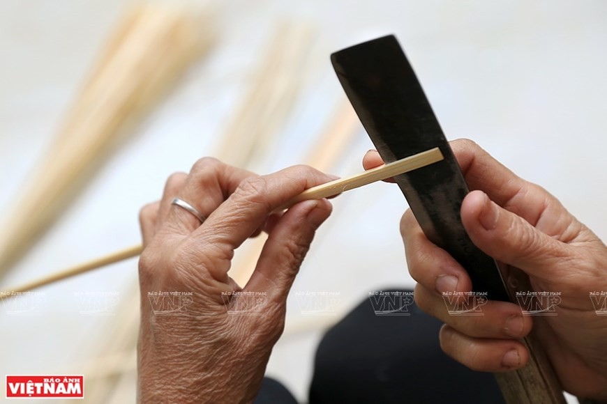 The trunks are split into flat strings (Photo: VNP/VNA)