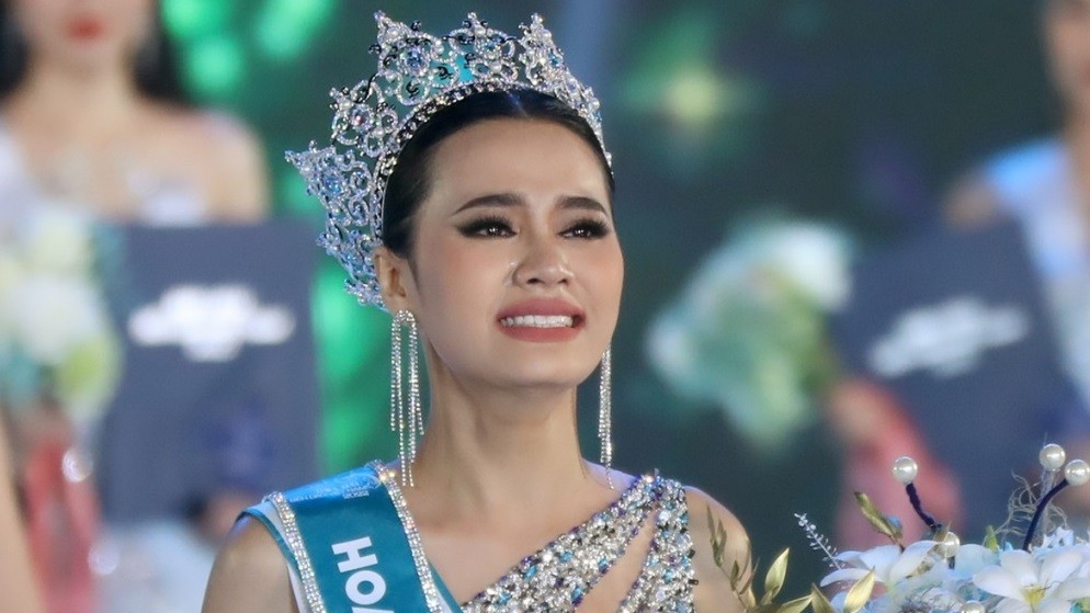 Tân Hoa hậu Biển đảo Việt Nam trao trả vương miện