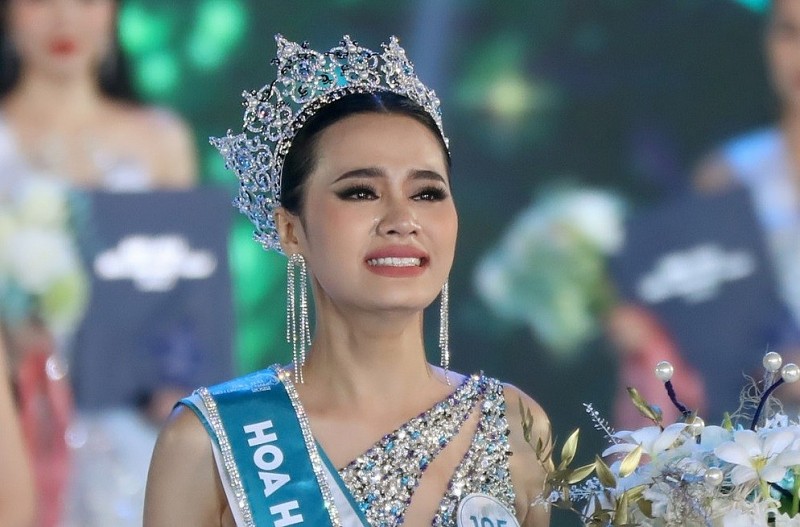 Tân Hoa hậu Biển đảo Việt Nam trao trả vương miện