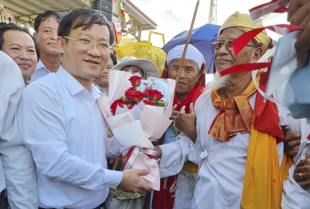 Lãnh đạo huyện Ninh Phước tặng hoa chúc mừng các vị chức sắc đồng bào Chăm. (Nguồn: TTXVN)