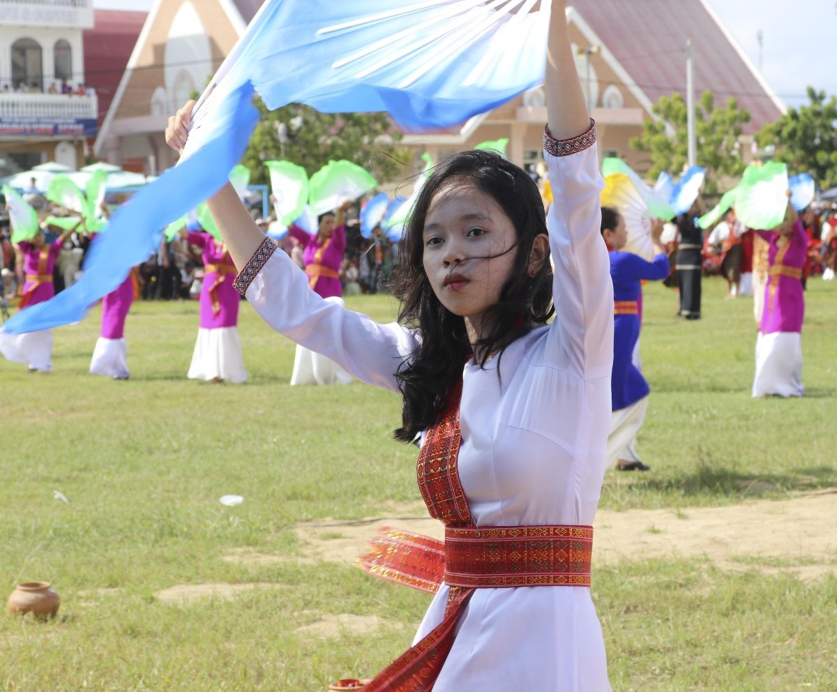 Thiếu nữ Chăm duyên dáng trong tiết mục múa quạt tại Lễ hội Katê 2022. (Nguồn: TTXVN)