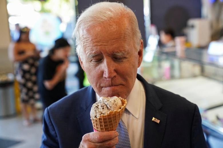 Tổng thống Mỹ Joe Biden ăn kem khi dừng chân tại một cửa hàng kem ở Portland, Oregon, ngày 15/10. (Nguồn: Reuters)