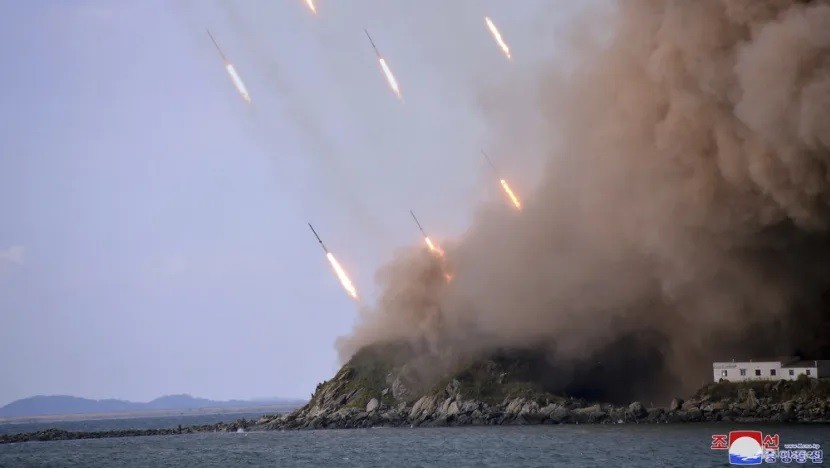Hàn Quốc bắn cảnh cáo tàu buôn Triều Tiên, Bình Nhưỡng đáp trả bằng đạn pháo trên biển
