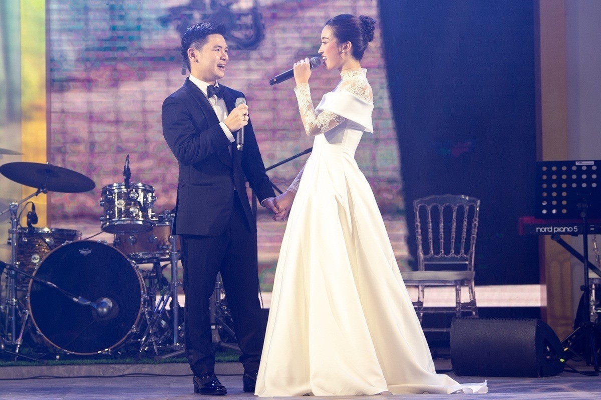 Trong ngày cưới 23/10, hoa hậu Đỗ Mỹ Linh diện ba váy cưới tới từ Elie Saab, nhà thiết kế (NTK) Lê Thanh Hòa và NTK Phương Linh.