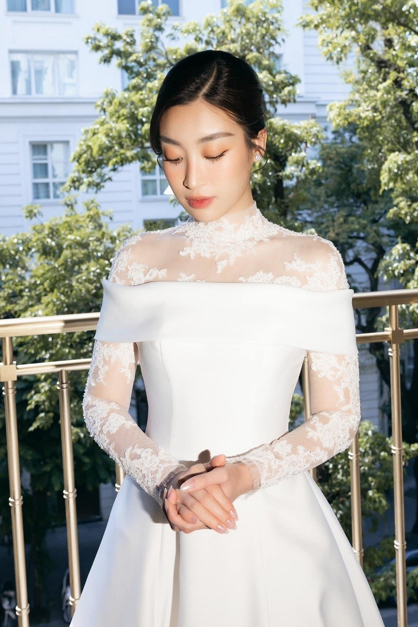 Hoa hậu Đỗ Mỹ Linh rạng ngời trong ngày trọng đại cùng 5 bộ váy cưới tinh tế