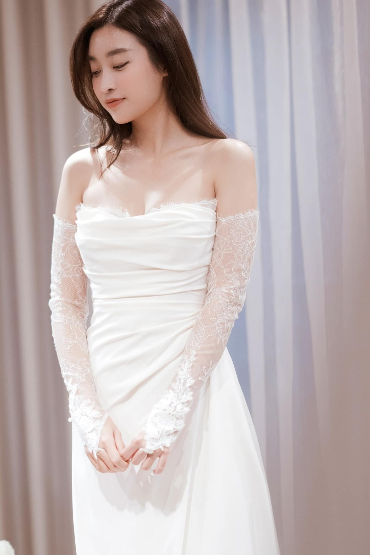 Hoa hậu Đỗ Mỹ Linh rạng ngời trong ngày trọng đại cùng 5 bộ váy cưới tinh tế