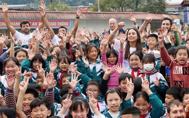 Volunteers from Israel perform teaching activities in Lao Cai