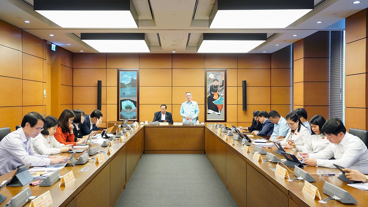 Các đại biểu Quốc hội tại Tổ 4 (gồm các đại biểu Quốc hội thuộc Đoàn ĐBQH tỉnh Lai Châu, Hải Dương, Quảng Ngãi, Bạc Liêu) thảo luận tại tổ chiều 24/10 về dự thảo Luật Phòng, chống rửa tiền (sửa đổi).