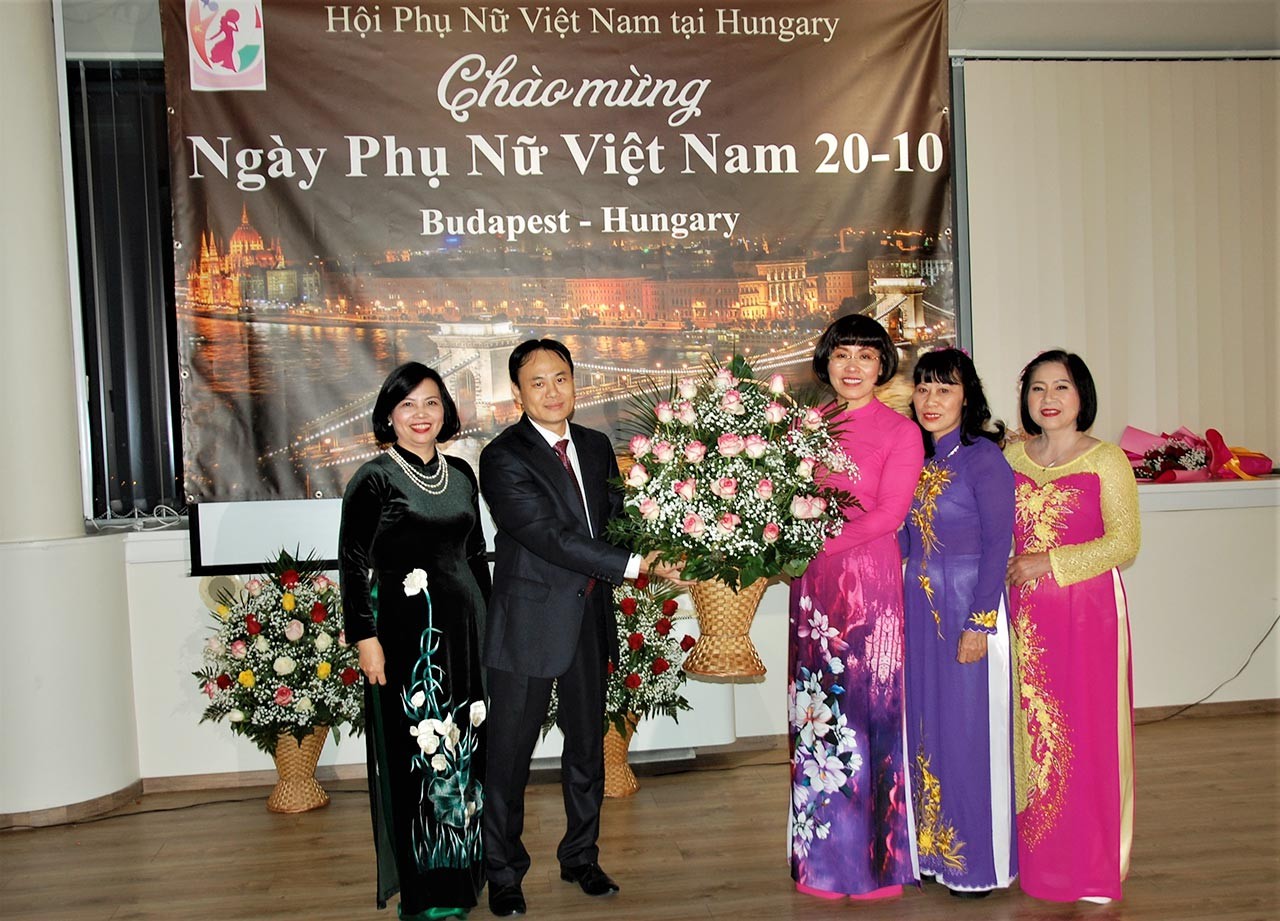 Đại sứ Nguyễn Thị Bích Thảo tặng hoa cho các hội viên Hội Phụ nữ Việt Nam tại Hungary. 