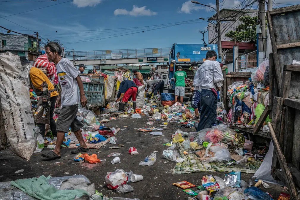 Cuộc sống của những người sống ngoài đống rác của Manila