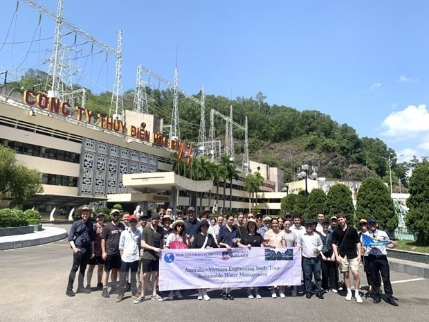 University of Adelaide student delegation visited Hoa Binh Hydropower Plant. (Source: VNA)