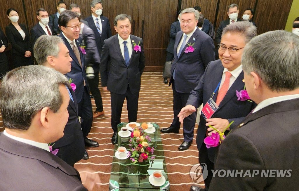 (10.25) Ngoại trưởng Hàn Quốc Park Jin cùng các quan chức ngoại giao 5 nước Trung Á tại buổi gặp gỡ ngày 25/10. (Nguồn: Yonhap)
