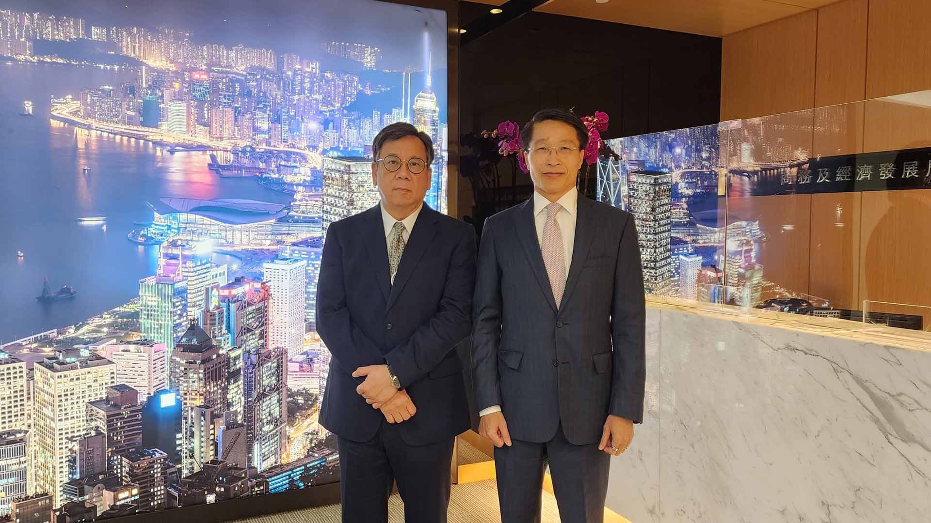 Tổng lãnh sự Phạm Bình Đàm và Bộ trưởng Thương mại và phát triển kinh tế Hong Kong Algernon Yau. 