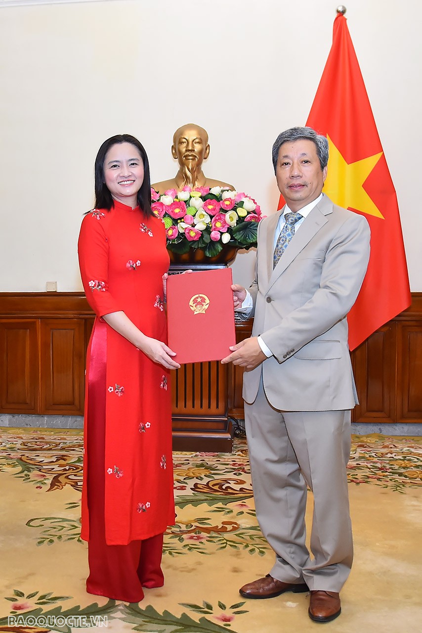 * Cũng trong chiều ngày 25/10, Vụ trưởng Vụ Tổ chức cán bộ Trần Ngọc An đã trao quyết định công nhận bà Phan Lộc Kim Phúc là Tập sự Phó Vụ trưởng, Vụ Tổng hợp kinh tế.