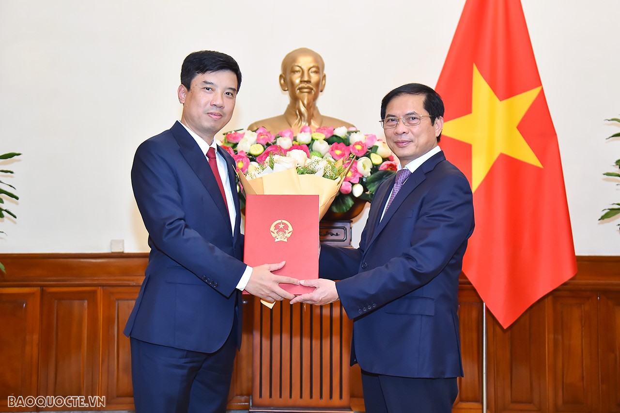 Bộ trưởng Ngoại giao Bùi Thanh Sơn trao quyết định bổ nhiệm lãnh đạo cấp Vụ