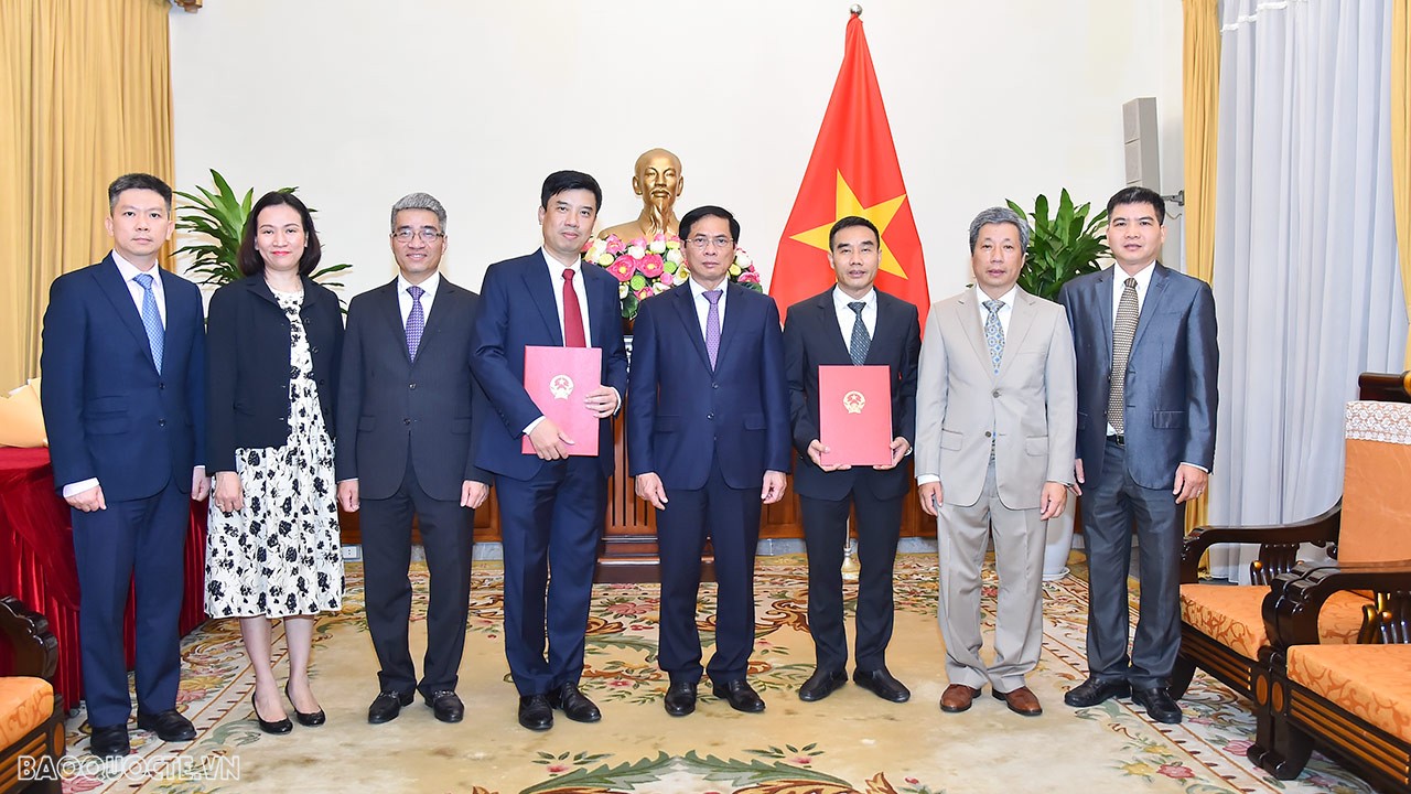 Tham dự buổi lễ trao quyết định có đồng chí Trần Ngọc An, Vụ trưởng Vụ Tổ chức cán bộ và thủ trưởng các đơn vị có liên quan của Bộ Ngoại giao.