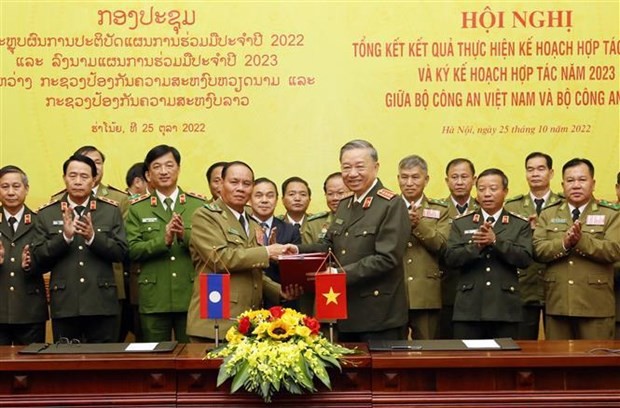 Vietnamese, Lao Ministries of public security tighten cooperation