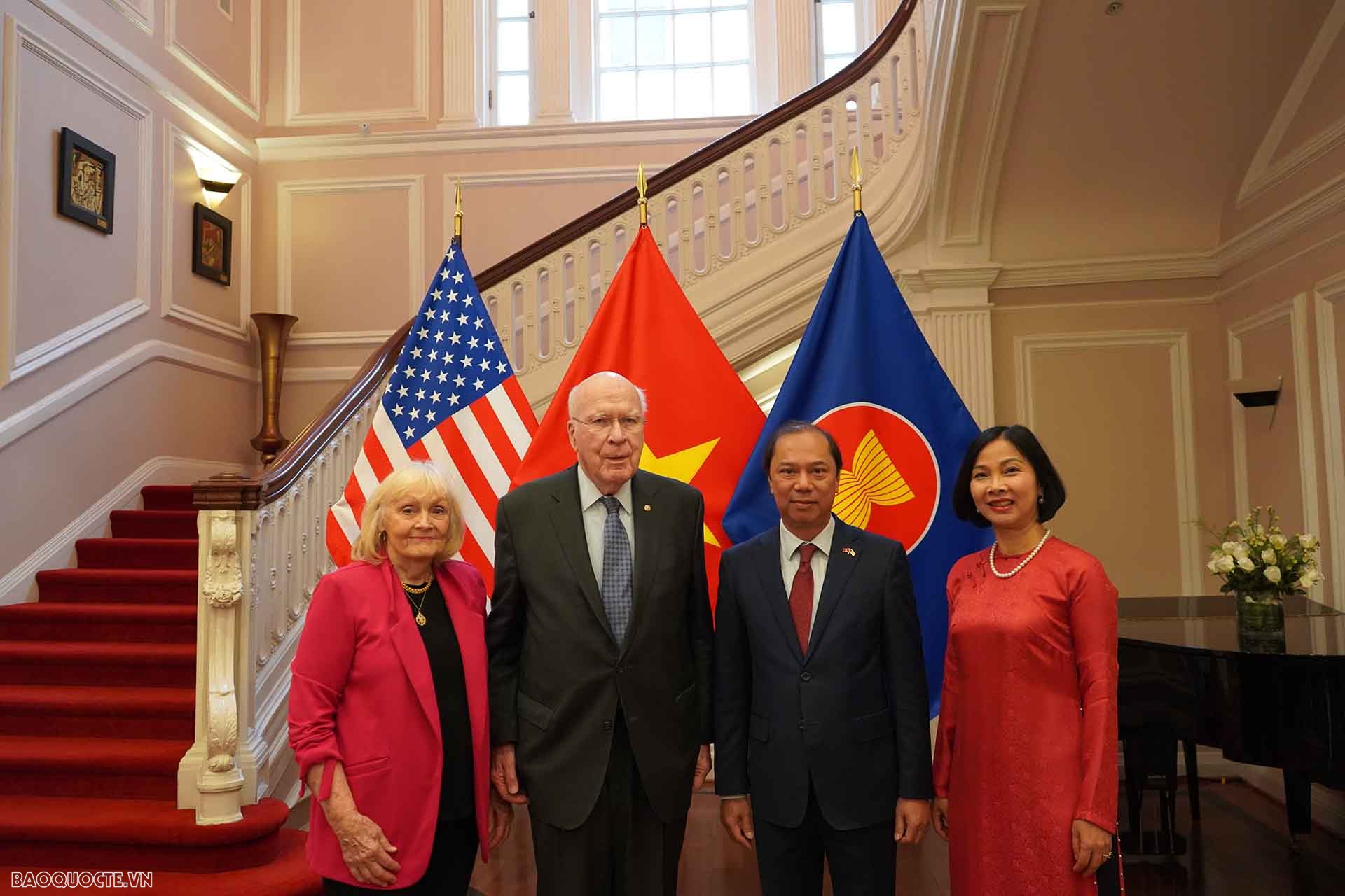 Thượng nghị sĩ Patrick Leahy, Chủ tịch thường trực Thượng viện Hoa Kỳ và phu nhân chụp ảnh lưu niệm cùng Đại sứ Nguyễn Quốc Dũng và phu nhân.