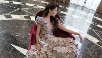 Được khen 'đẹp lấn át', Lưu Diệc Phi khiến fan 'phát sốt' với váy đính kết hàng nghìn cánh hoa lụa