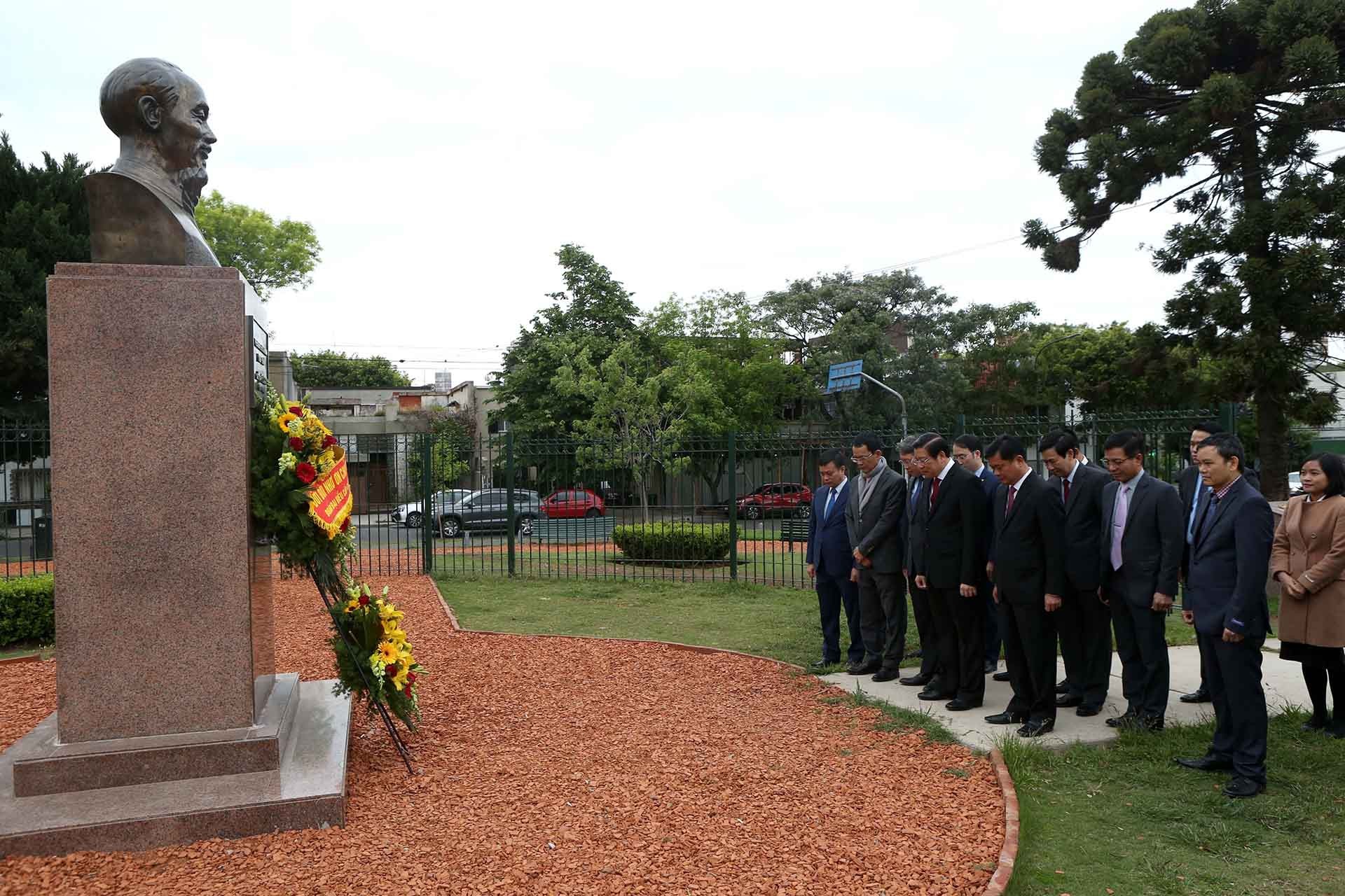 Đồng chí Phan Đình Trạc và đoàn đại biểu cấp cao Đảng Cộng sản Việt Nam đặt vòng hoa tại Tượng đài Chủ tịch Hồ Chí Minh ở thủ đô Buenos Aires. (Nguồn: TTXVN)