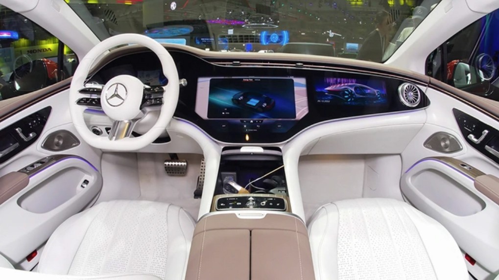 Cận cảnh Mercedes-Benz EQS lộ diện tại VMS 2022, giá từ 4,84 tỷ đồng