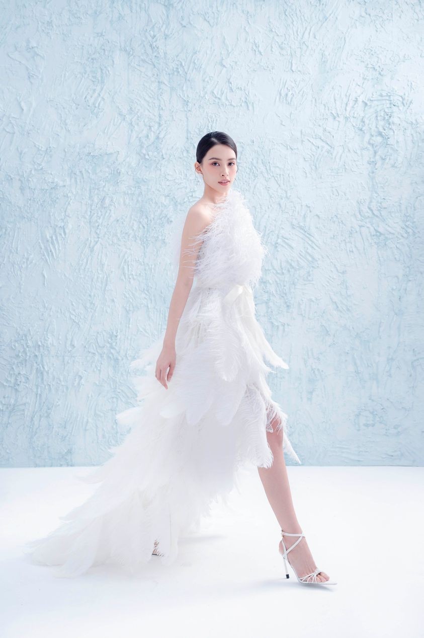 Hoa hậu Tiểu Vy trở thành nàng thơ với đầm trắng tinh khôi