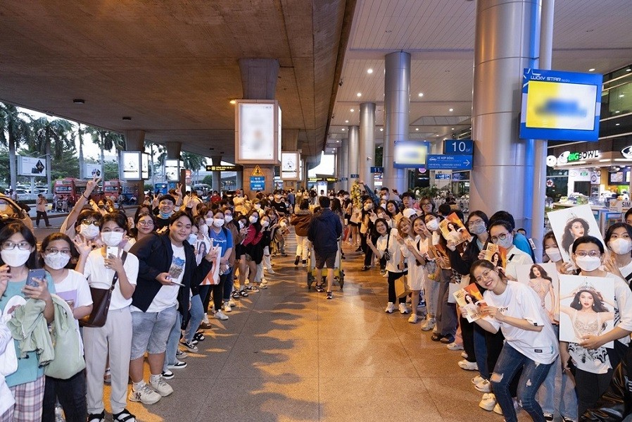 Từ 18h, nhiều khán giả có mặt tại sảnh quốc tế sân bay Tân Sơn Nhất, xếp hàng dài đón Đoàn Thiên Ân.