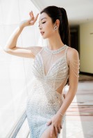 Hoa hậu Jennifer Phạm trang điểm ấn tượng cùng hoa tai lấp lánh và đầm đính kết tỉ mỉ
