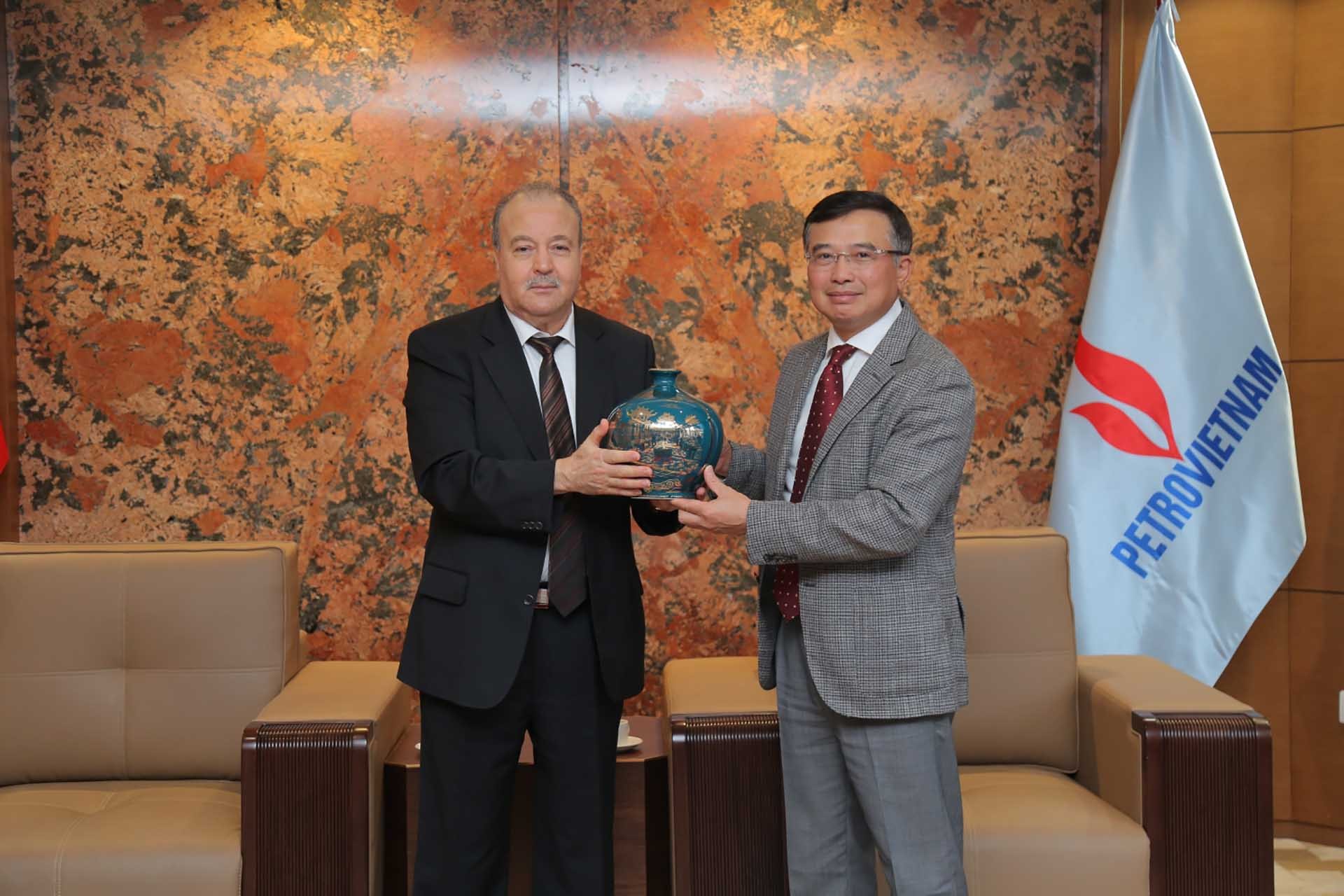 Chủ tịch HĐTV Petrovietnam Hoàng Quốc Vượng tặng quà lưu niệm cho Đại sứ Algeria tại Việt Nam Boubazine Abdelhamid.